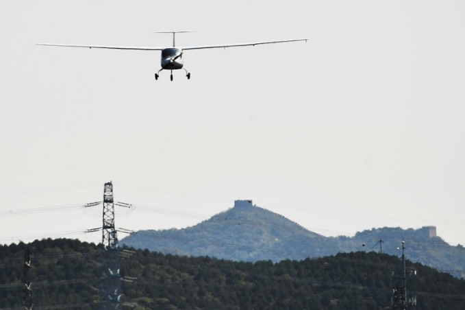 Electric aircraft makes maiden flight near Beijing's Badaling Great Wall
